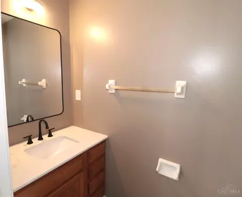 Bath - 5748 Eagle Creek Ct, Hamilton Township, OH 45039 photo 1 of 11