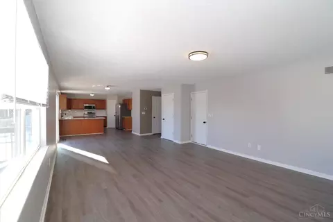 Living - 5748 Eagle Creek Ct, Hamilton Township, OH 45039 photo 4 of 5