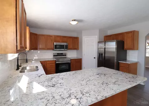 Kitchen - 5748 Eagle Creek Ct, Hamilton Township, OH 45039 photo 3 of 6