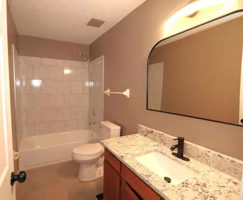 Bath - 5748 Eagle Creek Ct, Hamilton Township, OH 45039 photo 8 of 11