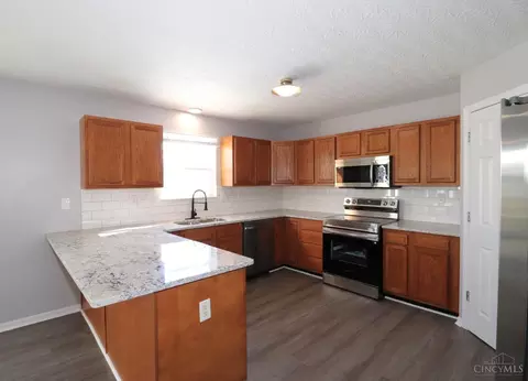 Kitchen - 5748 Eagle Creek Ct, Hamilton Township, OH 45039 photo 1 of 6