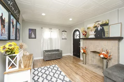 Entry Way - 2645 Kipling Ave, Cincinnati, OH 45239 photo 2 of 4