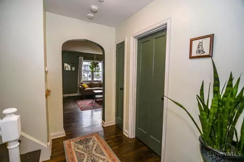Entry Way - 6033 Elbrook Ave, Golf Manor, OH 45237 photo 4 of 7