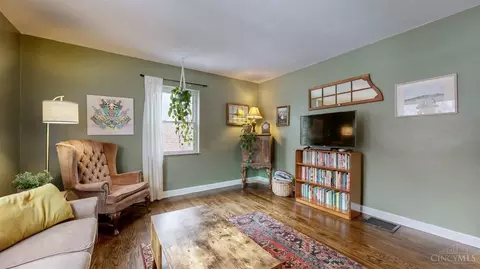 Living - 6033 Elbrook Ave, Golf Manor, OH 45237 photo 2 of 3