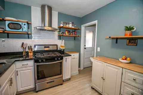 Kitchen - 6033 Elbrook Ave, Golf Manor, OH 45237 photo 3 of 6