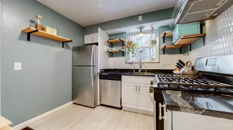 Kitchen - 6033 Elbrook Ave, Golf Manor, OH 45237 photo 2 of 6