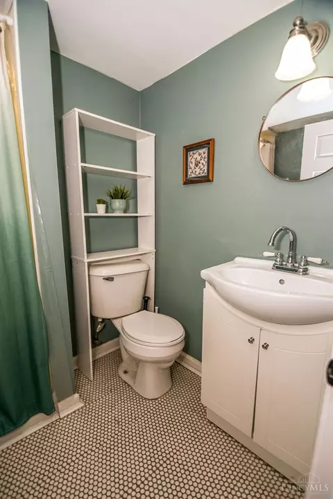 Bath - 6033 Elbrook Ave, Golf Manor, OH 45237 photo 4 of 4