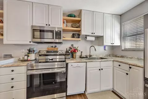 Kitchen - 150 Twinbrook Dr, Hamilton, OH 45013 photo 3 of 5