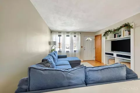 Living - 150 Twinbrook Dr, Hamilton, OH 45013 photo 3 of 3