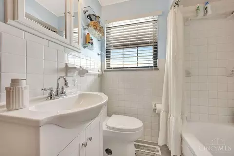 Bath - 150 Twinbrook Dr, Hamilton, OH 45013 photo 1 of 1