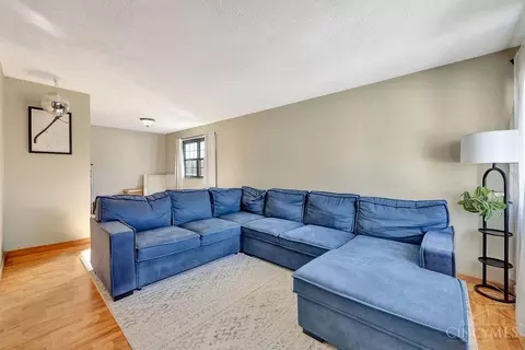 Living - 150 Twinbrook Dr, Hamilton, OH 45013 photo 2 of 3