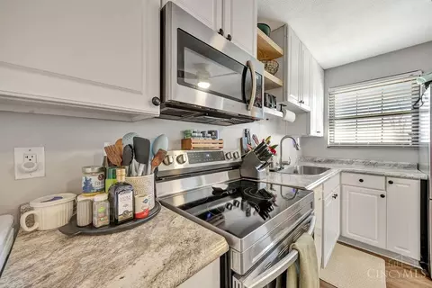 Kitchen - 150 Twinbrook Dr, Hamilton, OH 45013 photo 5 of 5