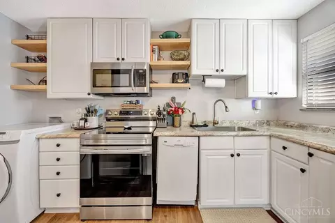 Kitchen - 150 Twinbrook Dr, Hamilton, OH 45013 photo 2 of 5