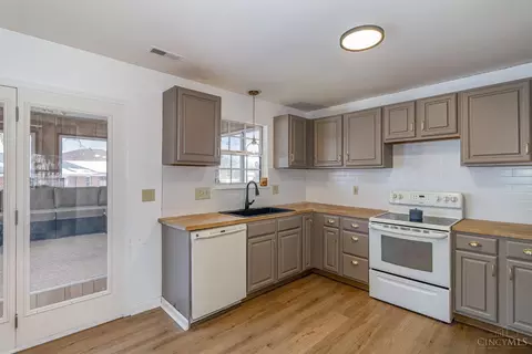 Kitchen - 4380 Champlain Ct, Mason, OH 45040 photo 3 of 3