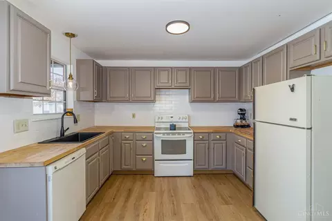 Kitchen - 4380 Champlain Ct, Mason, OH 45040 photo 2 of 3