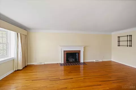 7466 Glenover Dr, Cincinnati, OH 45242 photo 2
