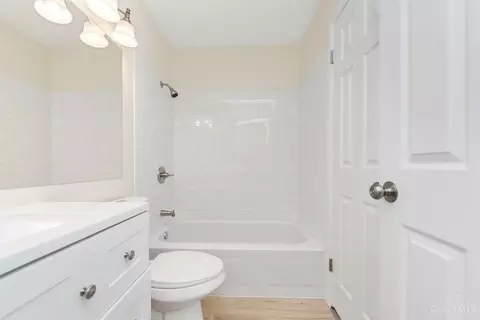 Bath - 4094 Independence Dr, Cincinnati, OH 45255 photo 2 of 6