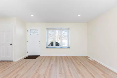 Living - 4094 Independence Dr, Cincinnati, OH 45255 photo 5 of 6