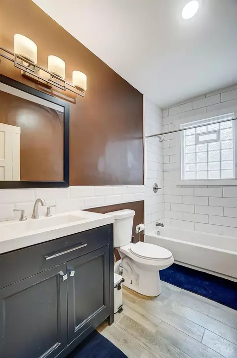Bath - 215 Mitchell Ave, Cincinnati, OH 45217 photo 1 of 3