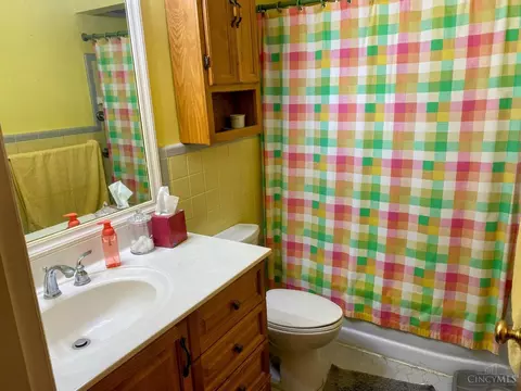 Bath - 1054 Covedale Ave, Cincinnati, OH 45238 photo 1 of 1