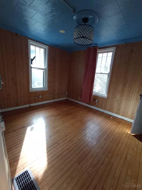 Bedroom - 9481 Beech Dr, Cincinnati, OH 45231 photo 2 of 3