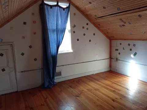 Bedroom - 9481 Beech Dr, Cincinnati, OH 45231 photo 3 of 3