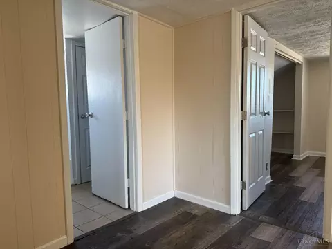 Entry Way - 2040 N Bend Rd, Cincinnati, OH 45224 photo 3 of 4