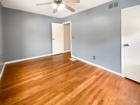 Bedroom - 952 Edgetree Ln, Cincinnati, OH 45238 photo 4 of 6