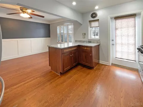 Kitchen - 952 Edgetree Ln, Cincinnati, OH 45238 photo 2 of 4