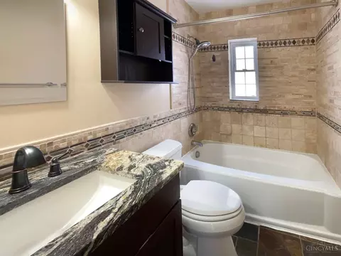 Bath - 952 Edgetree Ln, Cincinnati, OH 45238 photo 1 of 1