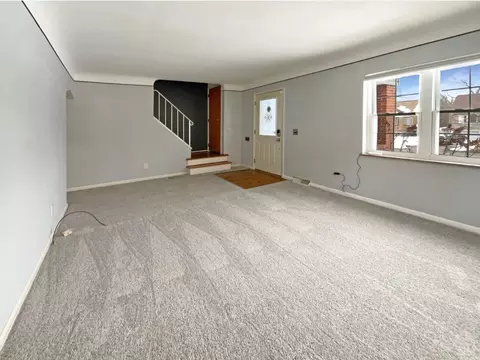 Living - 952 Edgetree Ln, Cincinnati, OH 45238 photo 2 of 3