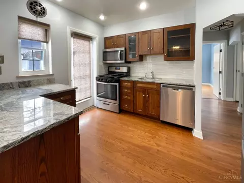 Kitchen - 952 Edgetree Ln, Cincinnati, OH 45238 photo 1 of 4
