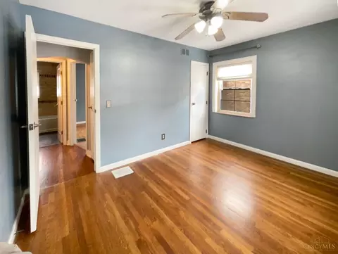 Bedroom - 952 Edgetree Ln, Cincinnati, OH 45238 photo 5 of 6