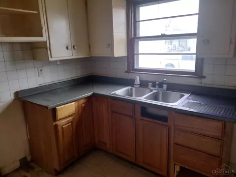Kitchen - 1098 Corwin Ave, Hamilton, OH 45015 photo 1 of 2