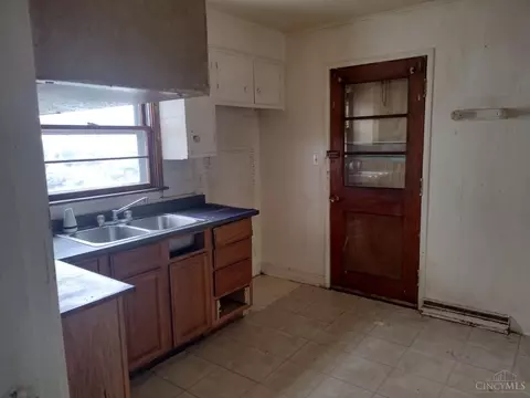 Kitchen - 1098 Corwin Ave, Hamilton, OH 45015 photo 2 of 2