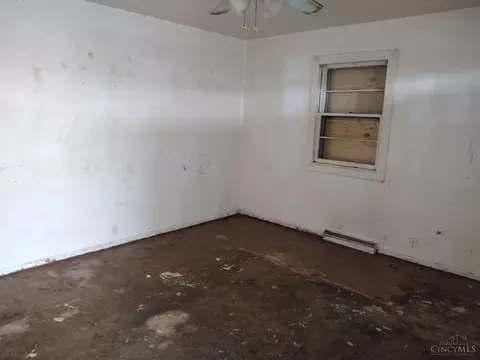 Bedroom - 1098 Corwin Ave, Hamilton, OH 45015 photo 1 of 6