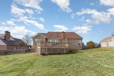 Exterior - 1096 Castlebay Dr, Cincinnati, OH 45245 photo 5 of 8