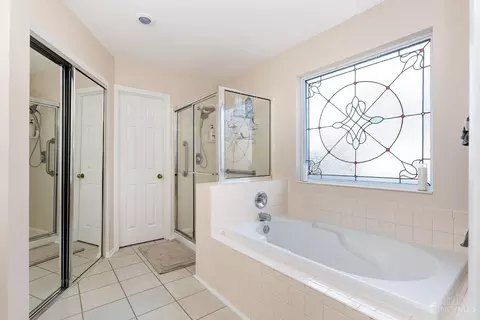 Bath - 1096 Castlebay Dr, Cincinnati, OH 45245 photo 2 of 3