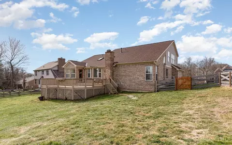 Exterior - 1096 Castlebay Dr, Cincinnati, OH 45245 photo 4 of 8