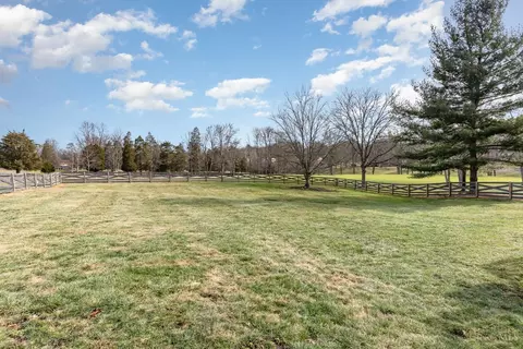 Exterior - 1096 Castlebay Dr, Cincinnati, OH 45245 photo 6 of 8