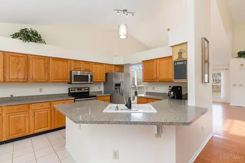 Kitchen - 1096 Castlebay Dr, Cincinnati, OH 45245 photo 2 of 4