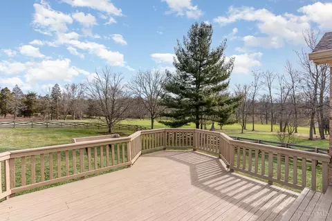 Exterior - 1096 Castlebay Dr, Cincinnati, OH 45245 photo 7 of 8