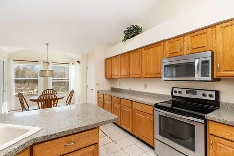 Kitchen - 1096 Castlebay Dr, Cincinnati, OH 45245 photo 3 of 4