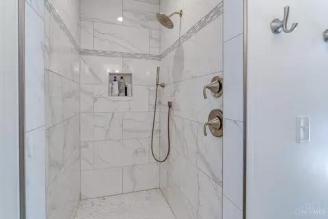 Bath - 2527 Ritchie Ave, Cincinnati, OH 45208 photo 2 of 4