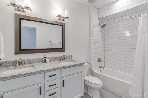 Bath - 2527 Ritchie Ave, Cincinnati, OH 45208 photo 3 of 4