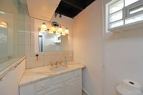 Bath - 685 Libbejo Dr, Cincinnati, OH 45233 photo 3 of 3