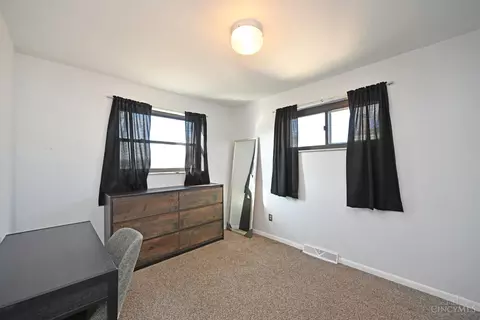 Bedroom - 685 Libbejo Dr, Cincinnati, OH 45233 photo 4 of 11