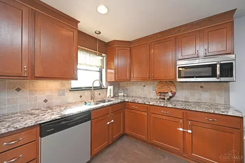 Kitchen - 685 Libbejo Dr, Cincinnati, OH 45233 photo 3 of 6