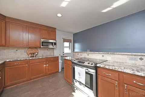 Kitchen - 685 Libbejo Dr, Cincinnati, OH 45233 photo 5 of 6