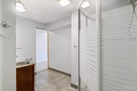 Bath - 2515 Carriagegate Ln, Maineville, OH 45039 photo 3 of 5